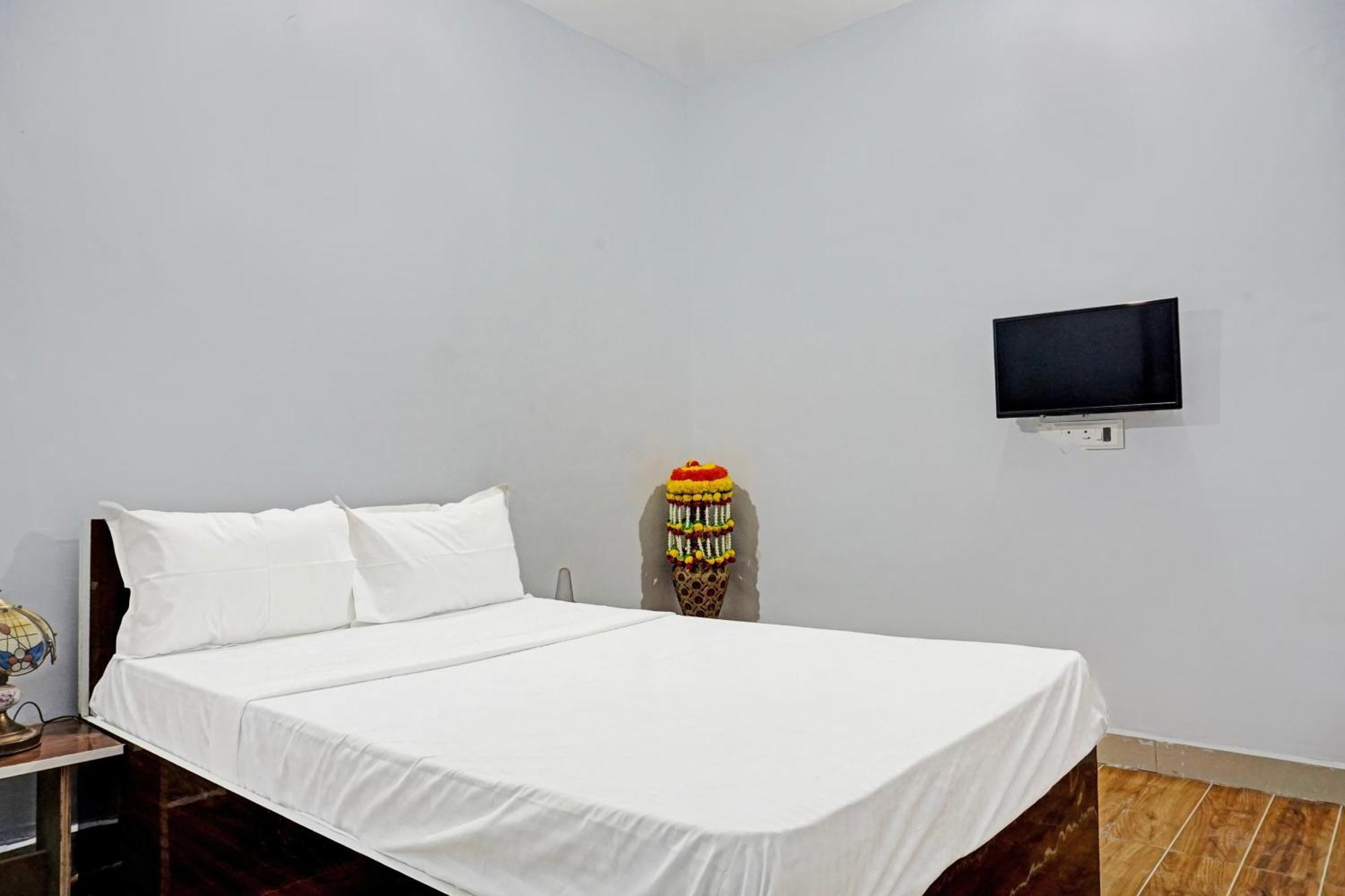 Oyo 820503 Lotus Lodge And Guest House Kharakvasla Esterno foto